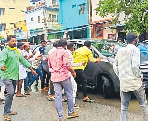 స్థానిక ఎన్నికల నామినేషన్లలో దాడుల ఆరోపణలు