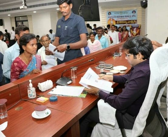 ప్రజావాణి దరఖాస్తులను గడువులోగా పరిష్కరించాలి: కలెక్టర్