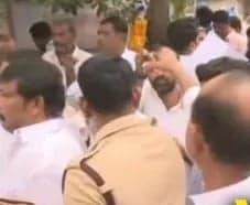 కడపలో 10 జడ్పీటీసీ నామినేషన్లు పెండింగ్‌.. వైఎస్సార్‌సీపీ ఆగ్రహం - Udayam