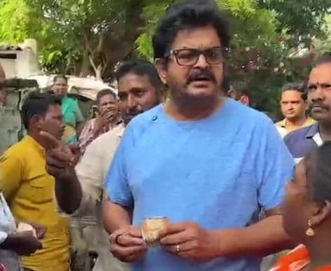 గుడివాడలో పింఛన్లు పంపిణీ చేసిన ఎమ్మెల్యే  - Udayam
