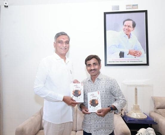 ‘ఆమె వెతలు’ పుస్తకాన్ని ఆవిష్కరించిన హరీష్ రావు