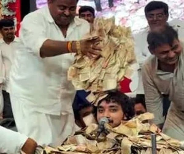 నోట్ల వర్షంలో మునిగిపోయిన గాయకుడు: వీడియో వైరల్ - Udayam Digital