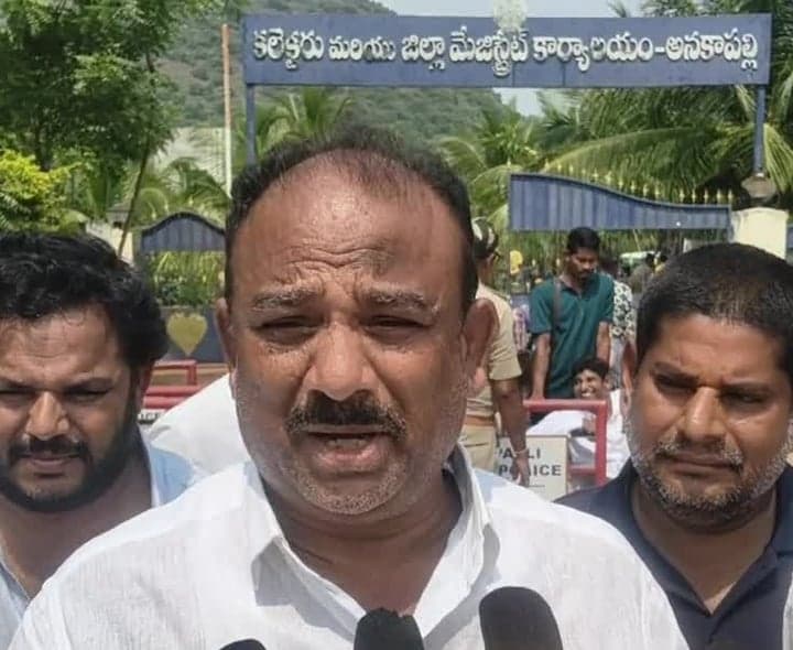 మాకవరపాలెం భూ సర్వేపై రైతుల ఆరోపణ - Udayam