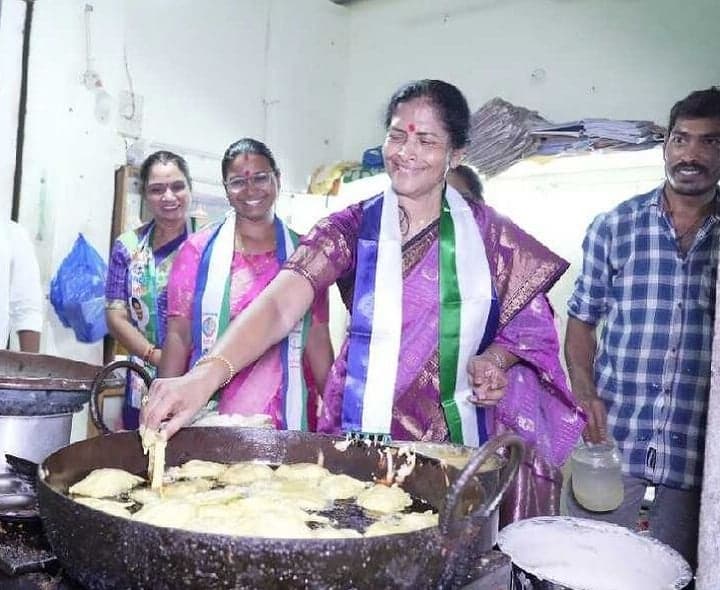 మార్కాపురంలో బజ్జీలు వేసిన వైసీపీ అభ్యర్థి - Udayam