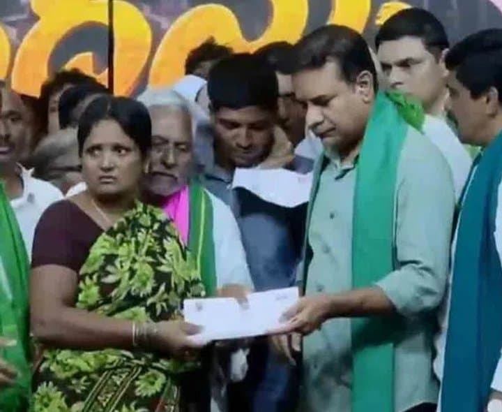 రైతు కుటుంబాలకు కేటీఆర్ ఆర్థిక సాయం