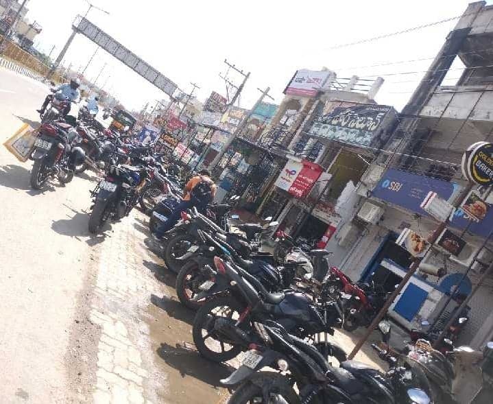 పార్కింగ్ లేక రోడ్డుపైనే వాహనాలు - Udayam