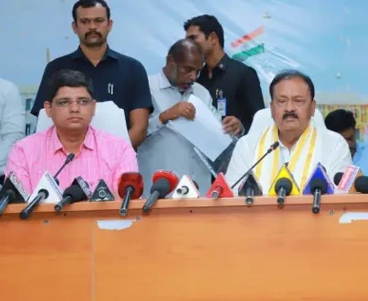 స్కూల్‌ కాంప్లెక్స్‌కు రూ.200 కోట్లు