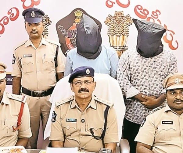 పోలీసులమంటూ ఘరానా దోపిడీ