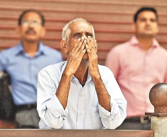 షేర్ల అమ్మకాలు..  నష్టాల్లో మార్కెట్ - Udayam