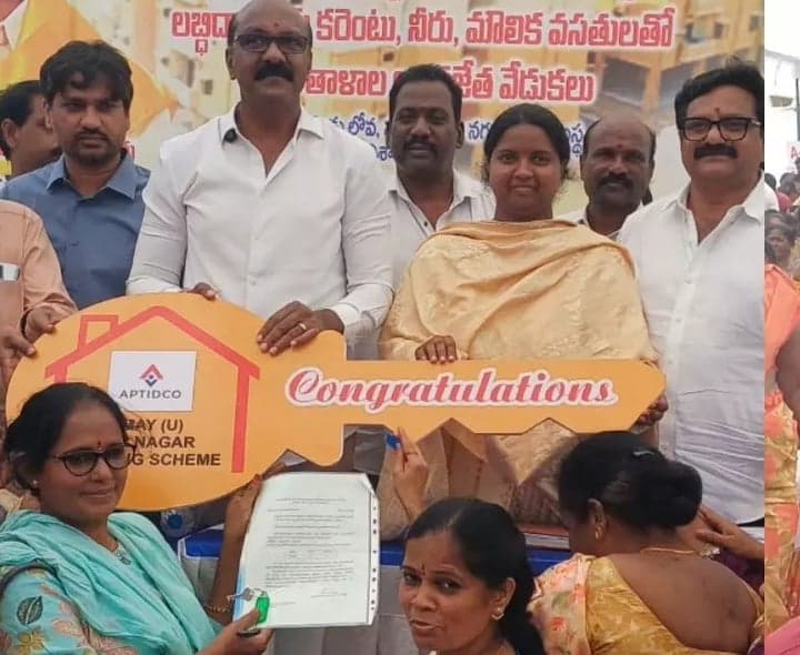 టిడ్కో ఇళ్లను అందజేసిన గణబాబు - Udayam