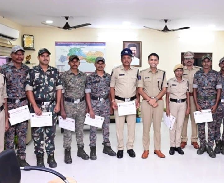 11 మంది పోలీసులకు ఎస్పీ అభినందనలు