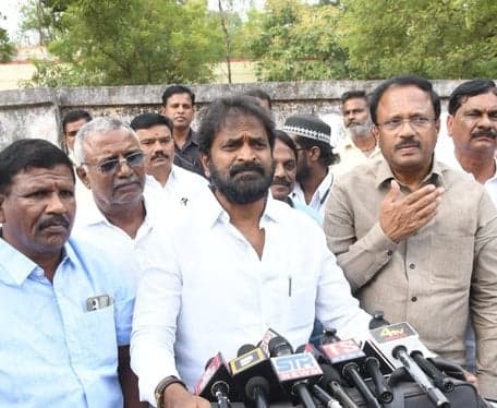 డబుల్ బెడ్‌రూమ్ ఇళ్ల తాళాలు ఇవ్వాలి: శ్రీనివాస్ గౌడ్