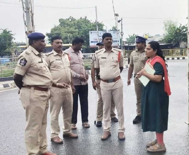 జాతీయ రహదారిపై పోలీసుల తనిఖీలు - Udayam