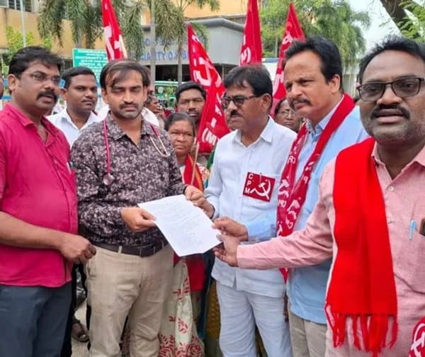 భద్రాచలం ఆస్పత్రి వద్ద ధర్నా