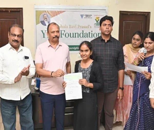 విద్యార్థులకు వైఆర్పీ భరోసా - Udayam Digital