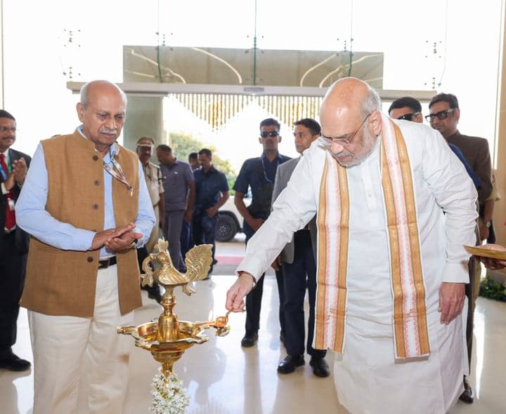 హుబ్బళ్లిలో KLE మెడికల్ కాలేజీ ప్రాంగణాన్ని సందర్శించిన అమిత్ షా
