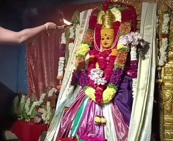 బాసరలో అమ్మవారి దర్శనానికి భక్తుల రద్దీ - Udayam