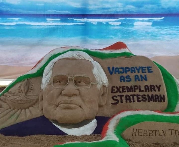 కూలీ నుంచి ఇసుక కళాకారుడిగా ఎదుగుదల - gallery image 3