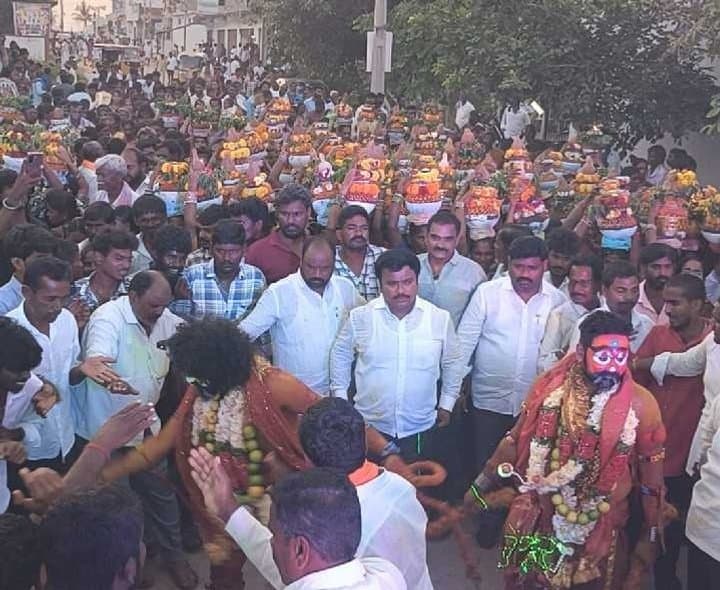 వెన్నచర్లలో ఘనంగా బోనాల సంబరాలు