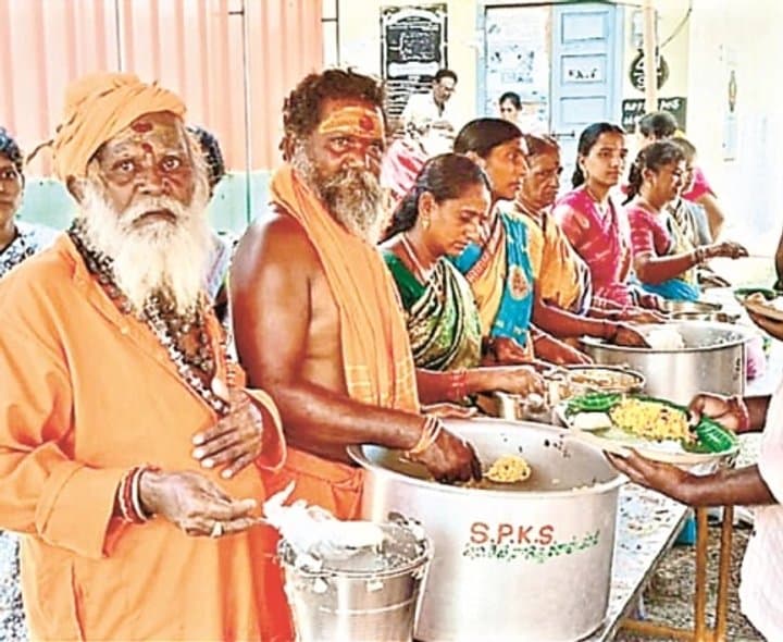 భిక్షతో అన్నదానం చేసిన సాధువులు