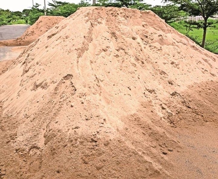 మూడు దుకాణాల్లో అక్రమ ఇసుక అమ్మకాలు?