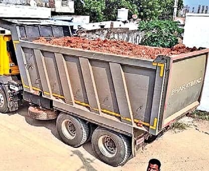 యథేచ్ఛగా ఎర్రమట్టి అక్రమ రవాణా