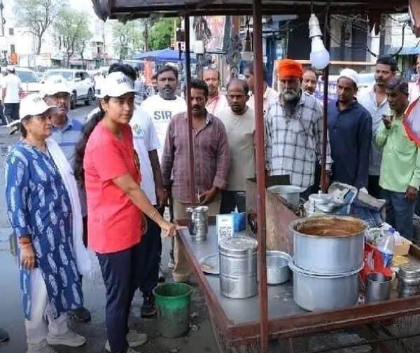 రోడ్డుపై టీ దుకాణం..కలెక్టర్ తీవ్ర ఆగ్రహం, జరిమానా!