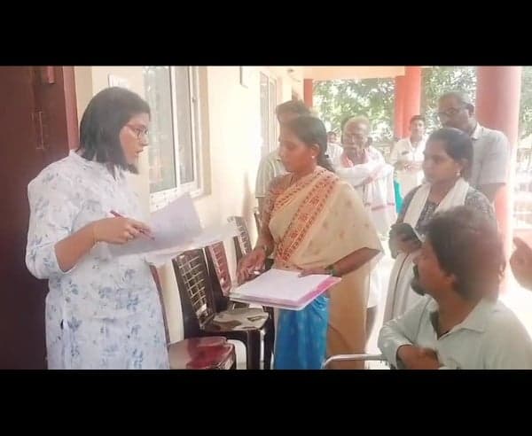 పింఛన్‌ సమస్యపై సబ్‌ కలెక్టర్‌ హామీ - Udayam