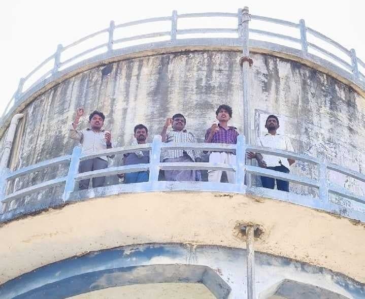 సుందరగిరిలో వాటర్ ట్యాంక్‌ ఎక్కి రైతుల నిరసన - Udayam