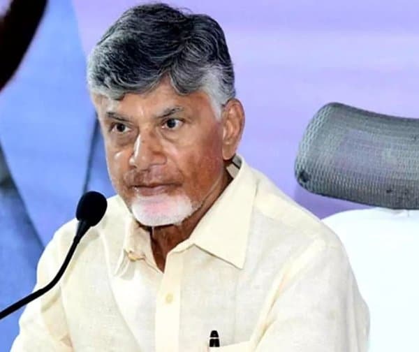 ప్రజా ఫిర్యాదులకు వాట్సాప్ సేవలు: సీఎం చంద్రబాబు
