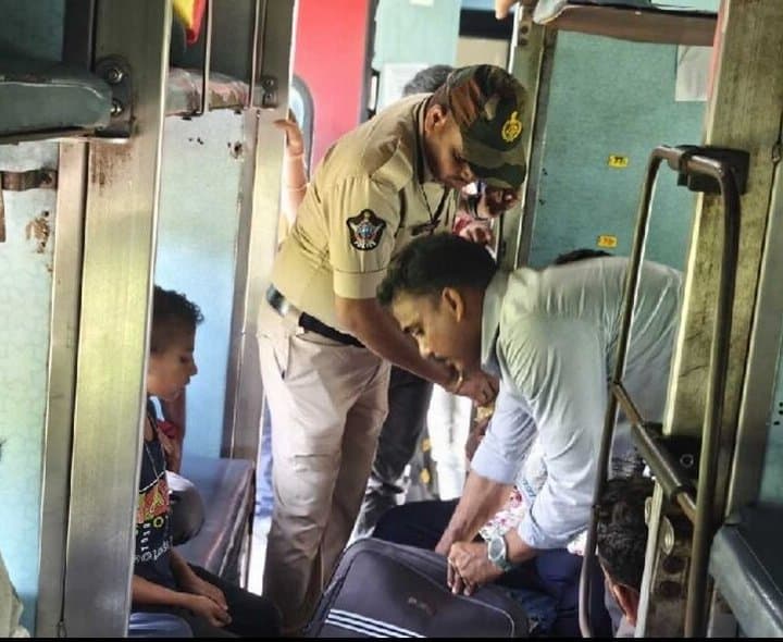 ఏలూరు రైల్వే స్టేషన్‌లో ఈగల్‌ తనిఖీలు