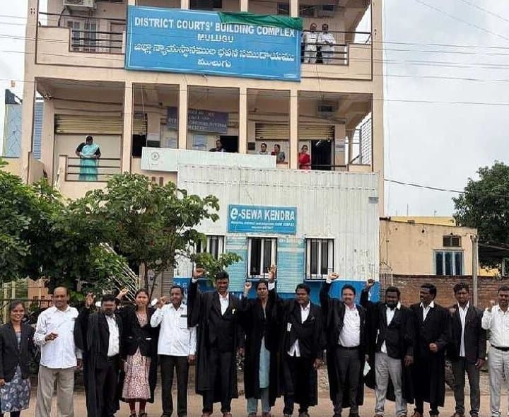 సీఐ తీరుపై ములుగు కోర్టు న్యాయవాదుల నిరసన