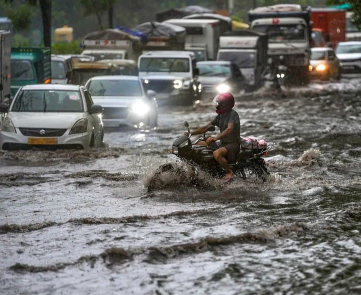 ఢిల్లీలో భారీ వర్షాలు.. పలు ప్రాంతాల్లో జలమయం