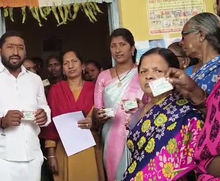 రేషన్ కార్డు పై మోదీ ఫొటో వద్దా?