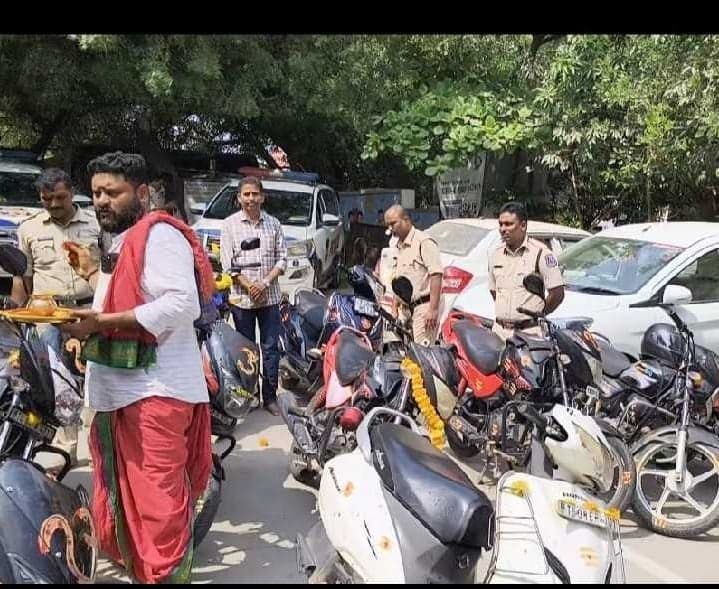 మేడిపల్లి పీఎస్‌లో ఆయుధ, వాహన పూజలు - Udayam