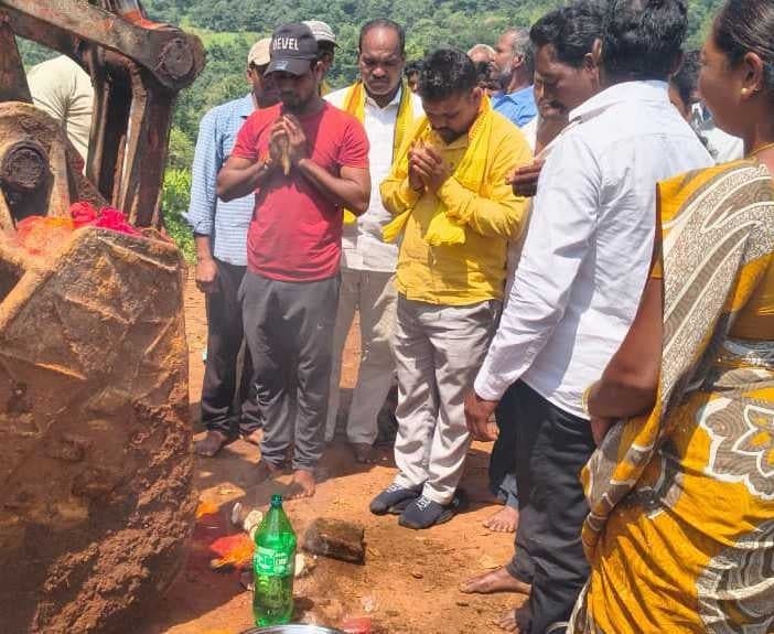 గిన్నెలకోటలో బీటీ రోడ్లకు శంకుస్థాపన - Udayam