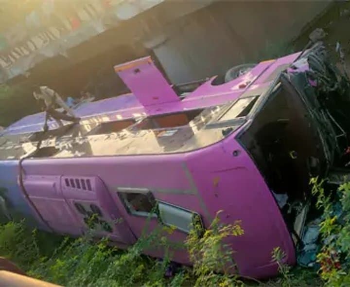 బ్రిడ్జిపై నుంచి పడిన వాహనాలు