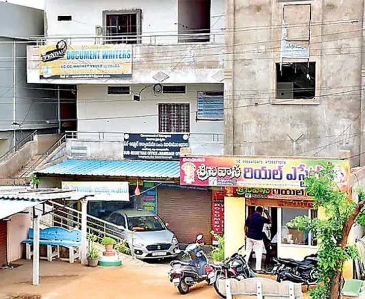 సబ్‌ రిజిస్ట్రార్‌ కార్యాలయాల్లో ప్రైవేటు వ్యక్తుల హవా