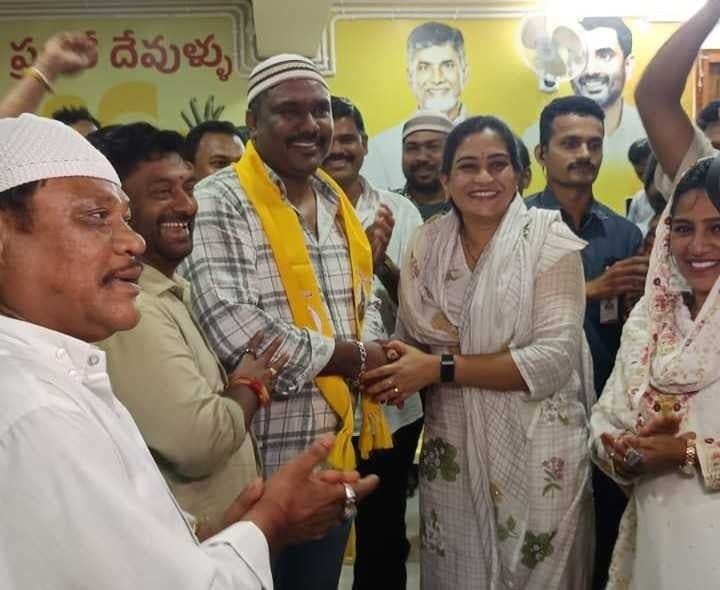 నక్కపల్లిలో టీడీపీలో చేరిన ముస్లిం మైనారిటీలు - Udayam