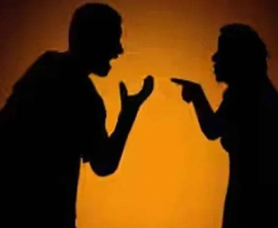 భార్య అరిచిందని భర్త ఉరి వేసుకుని ప్రాణాలు విడిచాడు.