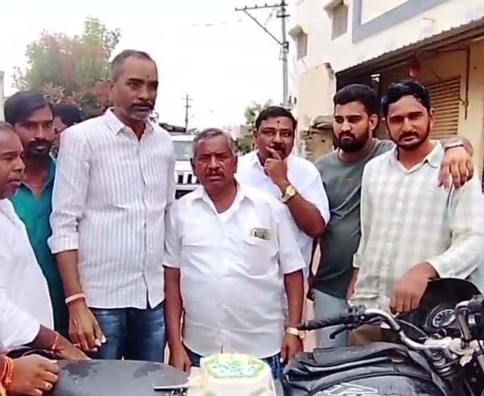 రోడ్డు కోసం కేక్ కటింగ్‌తో నిరసన - Udayam