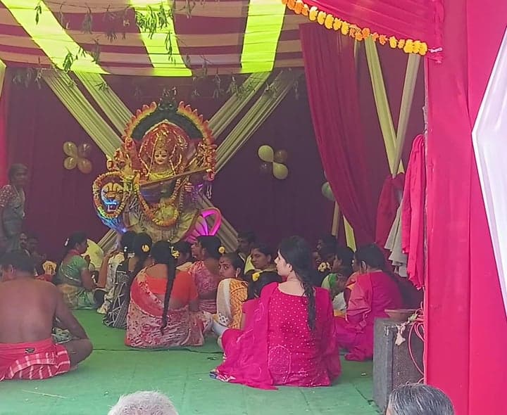 జ్ఞాన సరస్వతి దర్శనానికి భక్తుల రద్దీ - Udayam