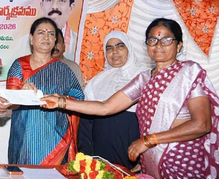 రైల్వే ఓవర్‌ బ్రిడ్జిలకు ప్రతిపాదనలు: డీకే అరుణ