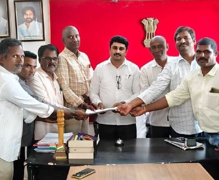 విలేకరుల సమస్యలపై తహశీల్దార్‌కు వినతి