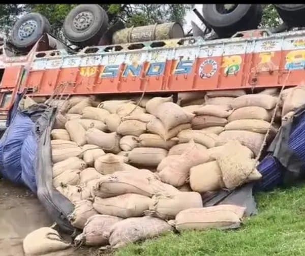 మొక్కజొన్న లారీ బోల్తా.. డ్రైవర్‌కు గాయాలు