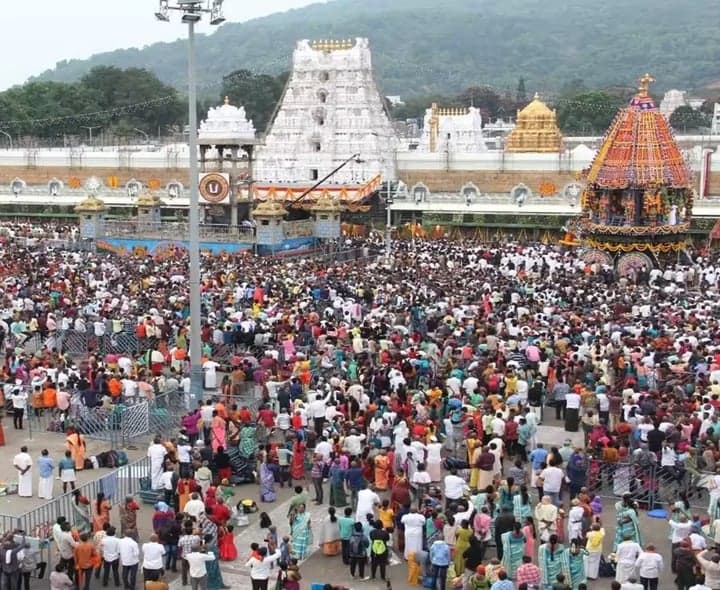 తిరుమలలో కొనసాగుతున్న భక్తుల రద్దీ