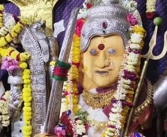 మూల నక్షత్రంతో మెట్‌పల్లి ఆలయాల్లో రద్దీ - Udayam