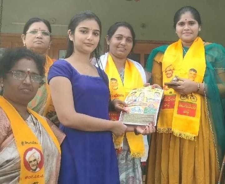 బొట్లు పెట్టి.. ఓట్ల కోసం మహిళల ప్రచారం - Udayam