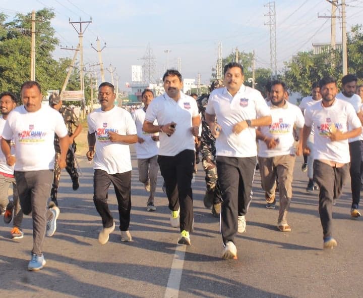 పోలీసు అమరవీరుల స్మారకంగా రామన్నపేటలో 2K రన్ - gallery image 2
