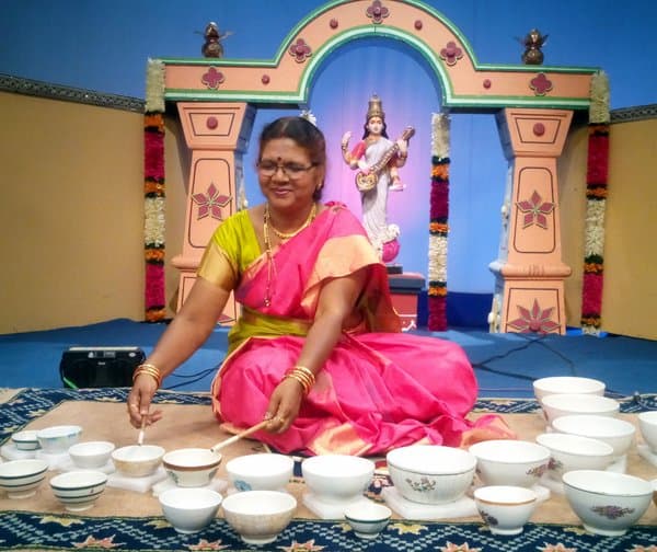 సంగీత సంచలనం: మహిళ సృష్టించిన అద్భుత స్వరం - Udayam Digital